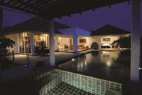 Hua Hin BAAN ING PHU Pool Villa Haus Ferienhaus Resort Swimmingpool Thailand nacht